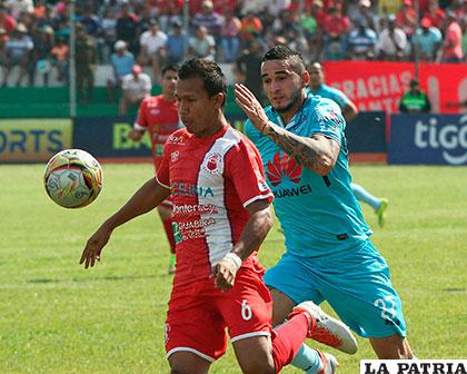 Gary Durán tiene la pelota y Gastón Cellerino va a la marca /APG