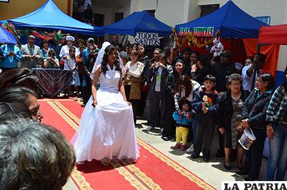 Una de las escenas del desfile de modas del ETA Ballivián