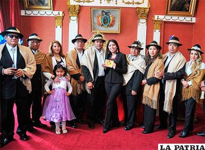 Elga Zuleta (centro) posa junto a integrantes de la Morenada Central Oruro