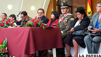 Capitán Rolando Silva (centro) junto a autoridades del Municipio de Oruro
