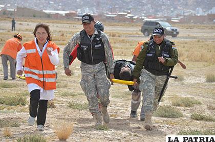 Una de las víctimas es rescatada durante el simulacro