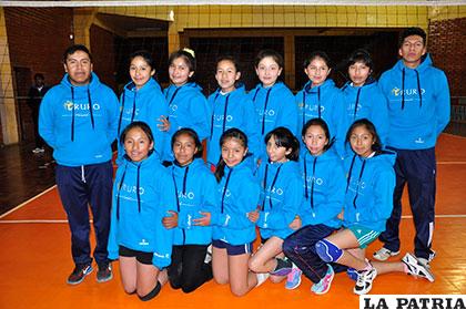 La selección femenina de voleibol que participa en el nacional Sub-12
