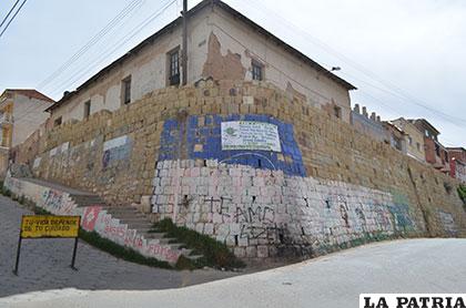 El muro de contención en la calle Aldana de Oruro