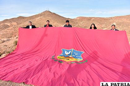 La bandera que flamea en el cerro Pie de Gallo /Juan Luis Soliz