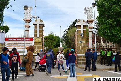 El Cementerio General congregó a gran cantidad de ciudadanos
