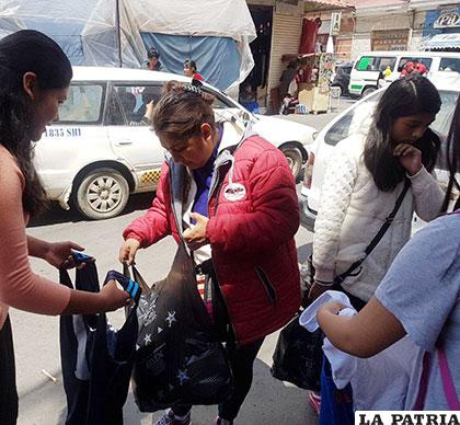 La tarea es realizada por estudiantes del colegio Antofagasta