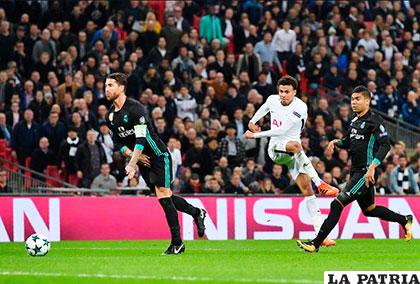 El remate de Dele Alli que pega en Sergio Ramos y se concreta el segundo del Tottenham que venció 3-1 al Real Madrid