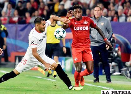 Gabriel Mercado, jugador del Sevilla, disputa el balón con Quincy Promes, el cuadro español venció 2-1 al Spartak