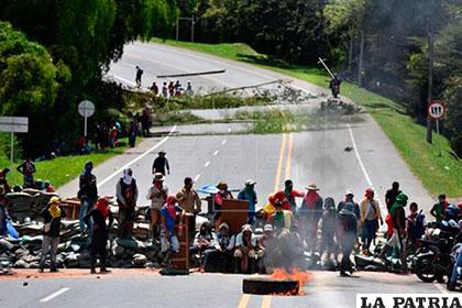 Indígenas bloquean la carretera Panamericana en el departamento del Cauca (Colombia)