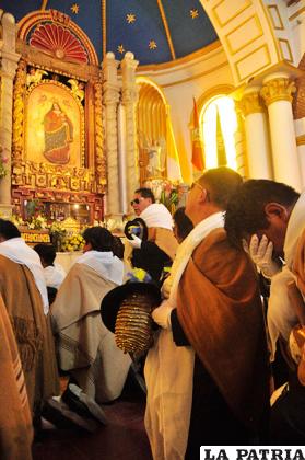 Lágrimas brotan de los devotos al estar de rodillas ante la Virgen del Socavón