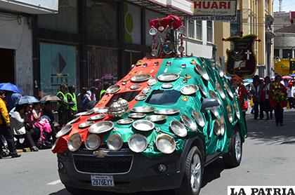 La imagen de la Virgen del Socavón encabeza cada participación de los conjuntos