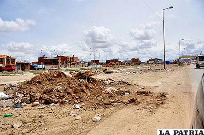 Gran cantidad de escombros se botan en las veredas de los caminos