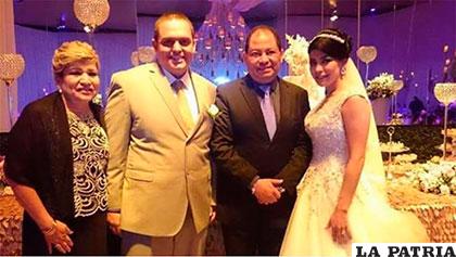 La pareja de casados Pablo Ramos y Yesenia López junto al ministro de Gobierno /ANF