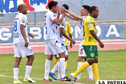 Marco Barrera, autor del único gol del partido, festeja con sus compañeros