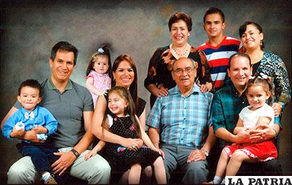 El doctor Rolando Pacheco junto a sus familiares