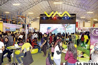 Centenares de personas visitaron el stand principal de Viva