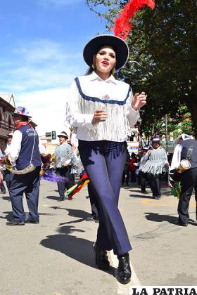 Elegante paso de una morena de la Mejillones