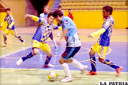 Una acción del partido que ganó Vagabundos a Coteor 7-5