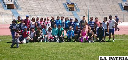 Deportistas que participaron en el festival organizado por el club Cosmos