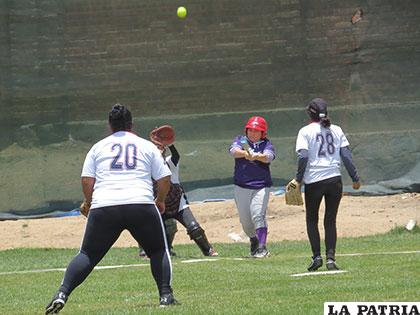 Durante el desarrollo de los partidos finales en softbol