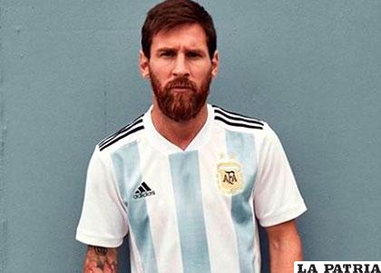 La nueva casaca argentina, lleva dos estrellas en la parte superior de su escudo