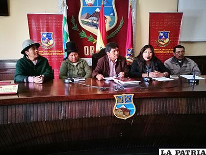Los miembros de la bancada del MAS en la ALDO anunciando su apoyo a la repostulación de Evo Morales