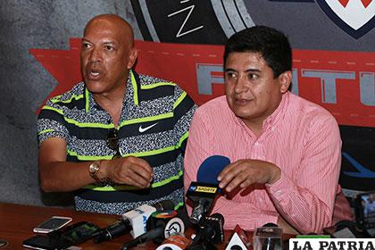 Durante la rueda de prensa de Roberto Mosquera junto a Grover Vargas /APG