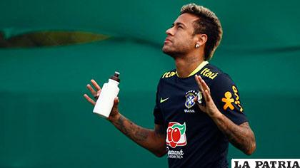 Neymar se encomienda a Dios antes de iniciar el entrenamiento