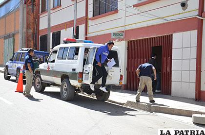 Personal de la Felcc llega hasta el Hospital Barrios Mineros