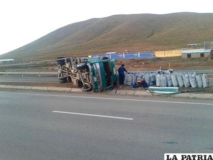 El camión volcó en la doble vía Oruro - La Paz