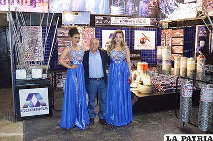 Omar Eid Montaño, gerente de Corinsa, junto a las dos azafatas de la empresa