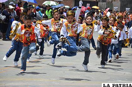 Los niños de los caporales Ignacio León dan el ejemplo de devoción
