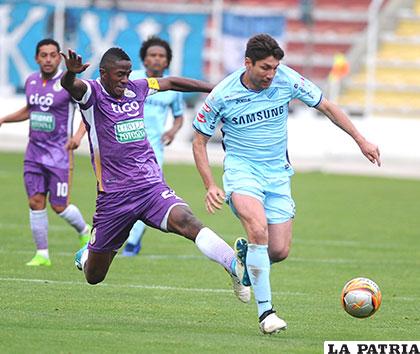 Ronald Raldes intenta eludir la marca de Augusto Andaveris /APG