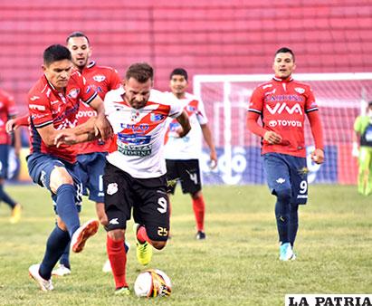 Aldo Velasco con el dominio del balón ante la marca de Jorge Ortiz /APG