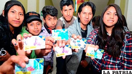 Jóvenes enseñan sus tarjetas que les beneficiará en diferentes aspectos