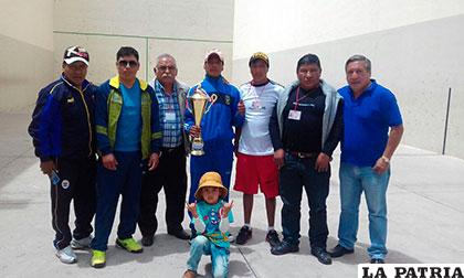 Denilson Pereyra con el trofeo de campeón junto a los demás miembros de la delegación de Oruro