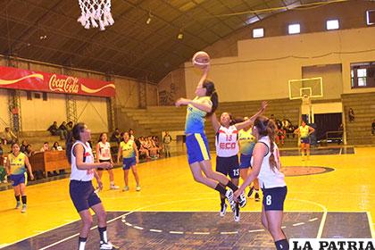 Del partido que disputaron Carl A-Z y Economía en el baloncesto de Primera