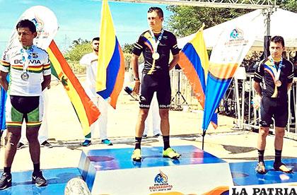 El boliviano Gómez (izquierda) en el podio con la medalla de plata 