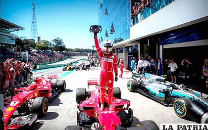 Sebastian Vettel saluda a sus seguidores al final de la competencia
