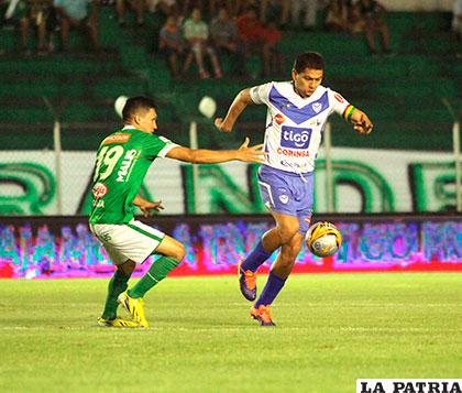 Carlos Saucedo avanza con el balón, fue autor de los dos goles 