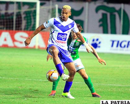 Jair Reinoso domina la pelota, su aporte fue bueno en el equipo /marka-registrada