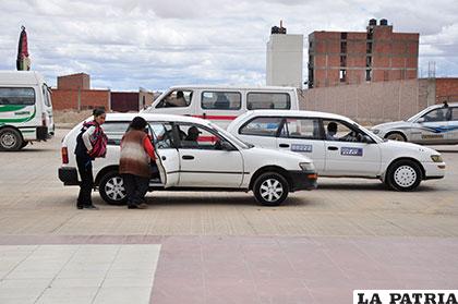 Todos quienes trabajen como taxistas deberán registrarse junto a su vehículo en Tránsito