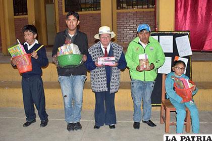 Los estudiantes destacados en matemáticas y lenguaje recibieron algunos presentes