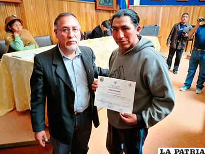 Participantes recibieron un certificado entregado por autoridades universitarias