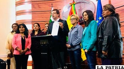Los asambleístas del Movimiento Demócrata Social al momento de explicar su recurso /MDS