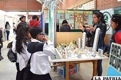Expositores brindaron información adecuada a los estudiantes del Postel