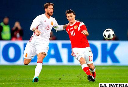 La acción del cotejo en el cual las selecciones de Rusia y España empataron 3-3