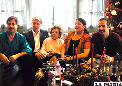 Mary (centro) junto a sus hijos, entre ellos el vicepresidente Álvaro García /ANF