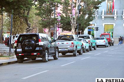 Propietarios de vehículos estacionados en la plaza principal 10 de Febrero deberán pagar una multa