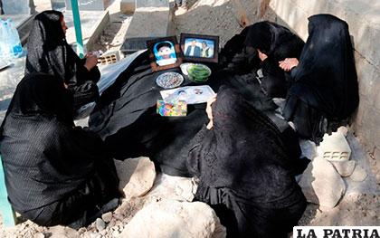 Víctimas de terremoto en Irán son enterradas